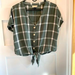 Universal thread soft green womens top